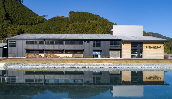 静岡で育ったスギヒノキをふんだんに用い、自然と一体になった蒸溜所。 