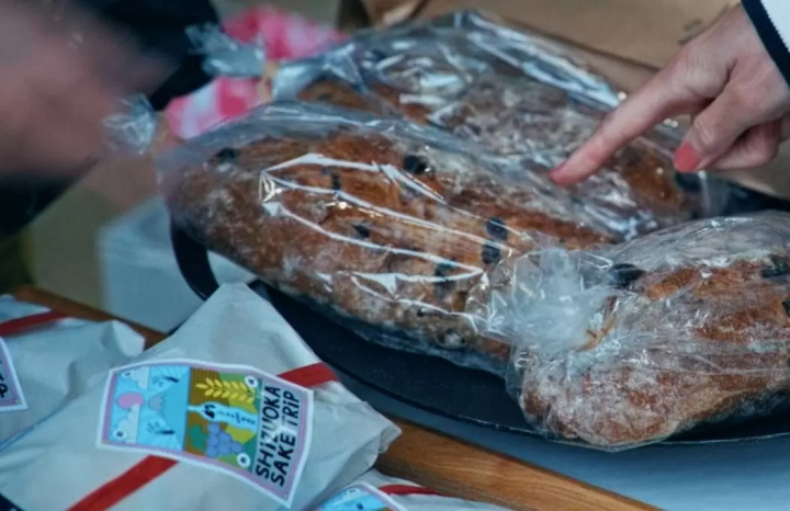 静岡市で人気のパン屋のコラボレーション商品。ガイアフローのウイスキーで漬けたレーズンを使ったパンとシュトーレンをウイスキーと合わせて試食していただきました。 