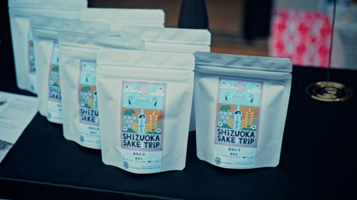 ガイアフローのウイスキー樽の廃材で燻製させた紅茶。ウイスキーとの相性も抜群で、ツアー参加者に大変好評でした。 