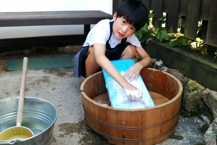 The experience fee is 200 yen per person. You can experience traditional washing (handkerchiefs, socks, etc.) using a washboard. 
