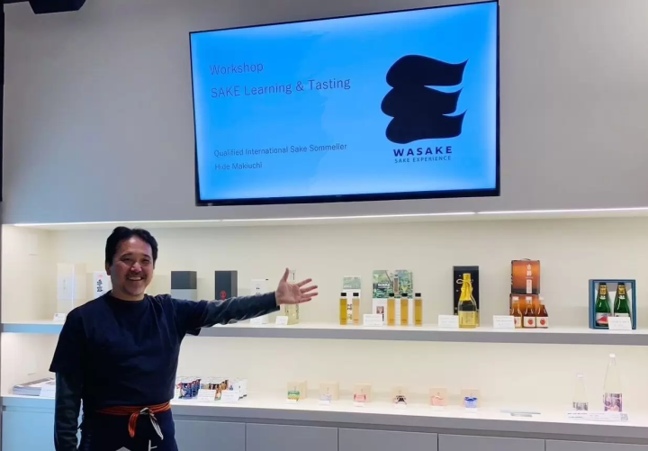 WASAKE ซึ่งเป็นสถานที่สัมผัสประสบการณ์สาเกในอาซากุสะได้เริ่มเสนอแผนประสบการณ์สำหรับกลุ่มและผู้เยี่ยมชมธุรกิจในญี่ปุ่น