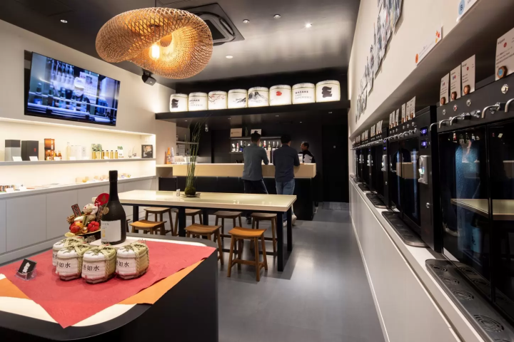 WASAKE ซึ่งเป็นสถานที่สัมผัสประสบการณ์สาเกในอาซากุสะได้เริ่มเสนอแผนประสบการณ์สำหรับกลุ่มและผู้เยี่ยมชมธุรกิจในญี่ปุ่น