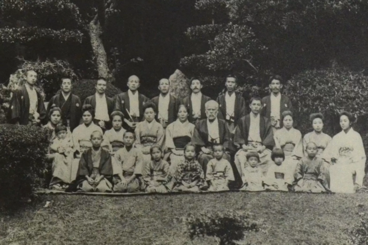 Group photo of the Suemitsu family. From the second left in the center are Shin (third daughter), Nui (wife of Tatsugorou), Tomoki (wife of Tsunehisa), Chika (mother), Saburo (father), Tsunehisa (second son). From the top right are Banzaburo Shimizu (husband of Shin), Tatsugorou (branch family), and third from the top left is Shinzo (third son).<br> 