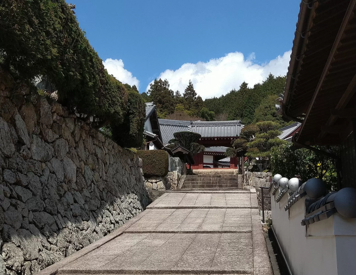 从松山开车仅需 1 小时！宇和民具馆内摆满了怀旧家居用品和玩具，体验复古氛围