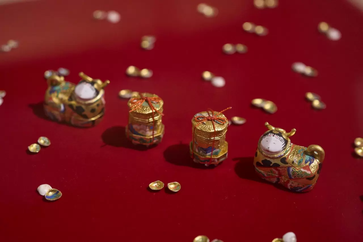 Shells depicting the Tale of Genji