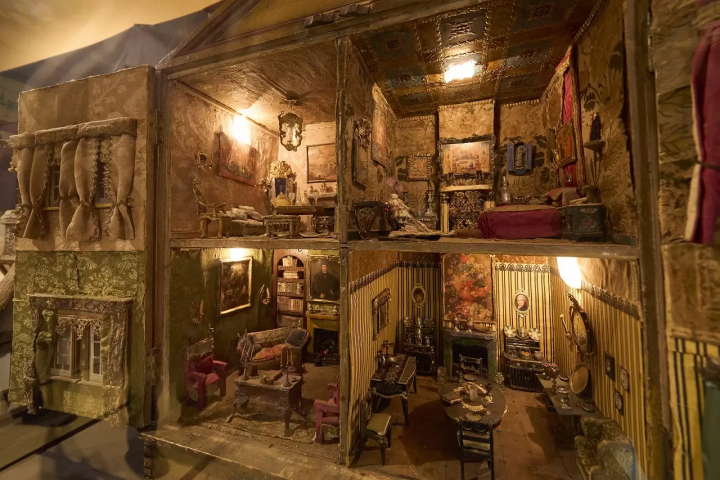 A Tiny World Spread Among Cultural Assets