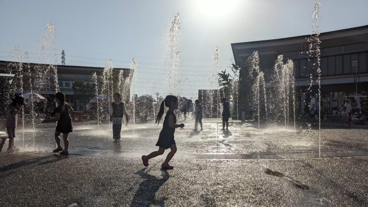 夏になるとふれあい広場は水遊びをする子どもたちで賑わいます 