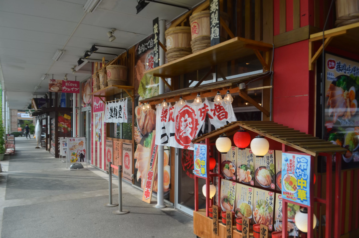 たくさんの飲食店やお菓子屋さんが並ぶグルメプラザ。 