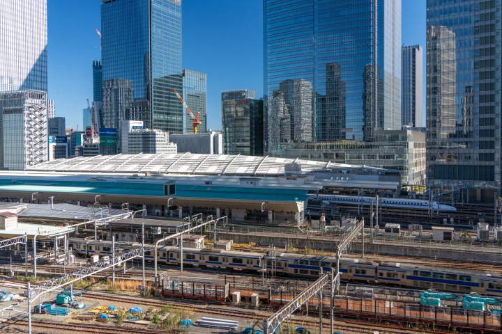東京駅の風景と八重洲のビル群
