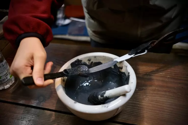 Step 4: Quenching with yakibatsuchi, a special clay that protects the blade 