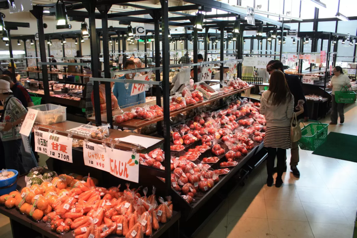 いつも採れたての野菜・果物が売り場にたくさん並びます。それぞれの商品は、地元の生産者が朝一番に納品するので毎日新鮮です。季節によって出回る商品が変わるので、その時々の“旬”の味が楽しめます。 