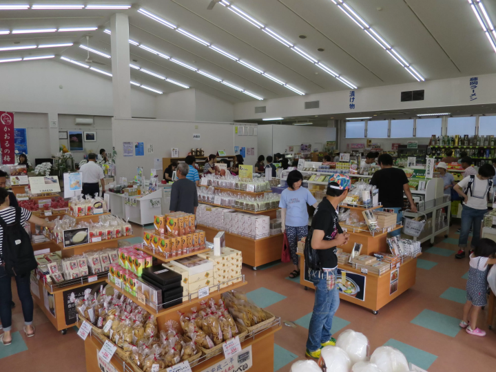 観光物産館内の様子。広々とした店内で、ゆっくりとお土産をお選びください。 