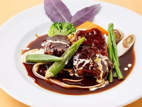 ３０年受け継ぐ伝統のデミグラスソースでじっくりと煮込んだ上州牛ビーフシチュー。 