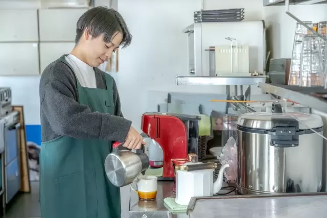 カフェでアルバイトする男性