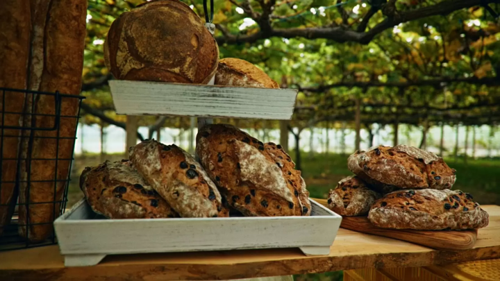 "Boulangerie Le Lien" is very popular for its croissants, and this trip's original grape bread is baked using raisins soaked in Gaia Flow whiskey. 