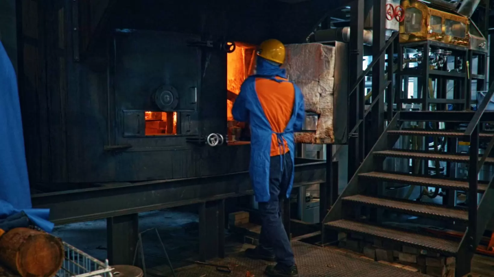 Distilled using firewood, which is rare even in the world. The firewood used is from local thinnings, and the fire is looked after manually while keeping an eye on the condition. It is said that this produces a richer flavor than steam distillation, so it is an important process that creates a flavor that can only be found here. 