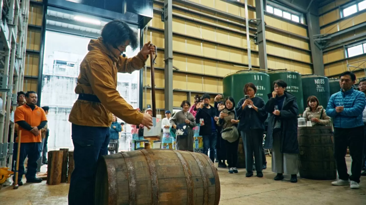 A barrel made from local Mizunara oak. A rare experience of drinking unpasteurized sake straight from the barrel. 