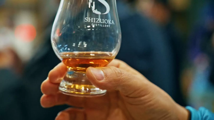 As I warmed it in my hands, the first scent to emerge was that of wood, and then the aromas from the brewing barrels began to rise up. 