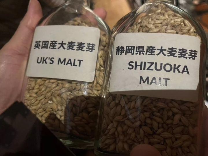 The barley was grown by a farmer in Yaizu City, Shizuoka Prefecture. They were also trying their hand at making whiskey using ingredients from Shizuoka. 