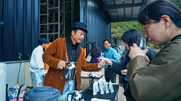 As a chaser, I had Kaneloku Matsumotoen's smoked black tea, which is smoked with wood from an old whiskey barrel. It had a deep aroma and flavor. 