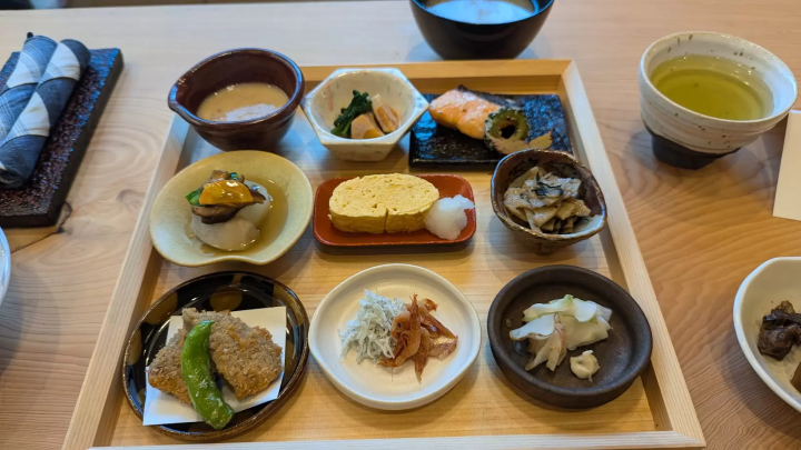 For breakfast, we went to Wakamatsu, a Japanese restaurant located just a minute's walk from the inn. We enjoyed healthy Shizuoka oden and grated yam soup. 