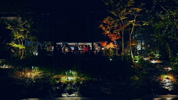 We ended the day at the popular restaurant Simples, just a minute's walk from Takumishuku. The moment you enter the restaurant, you'll feel excited. 