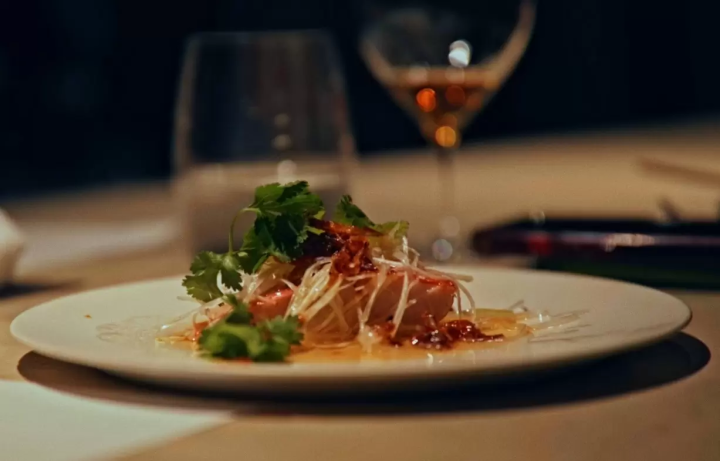 On this day, the dish was a collaboration between Chef Inoue of "Simple" and Chef Tozaki of the Chinese restaurant "Kaon". It was a masterpiece of steamed red snapper topped with white spring onions, drizzled with heated peanut oil (Cantonese style) to bring out the aroma, and served with XO sauce with a Shizuoka color. 