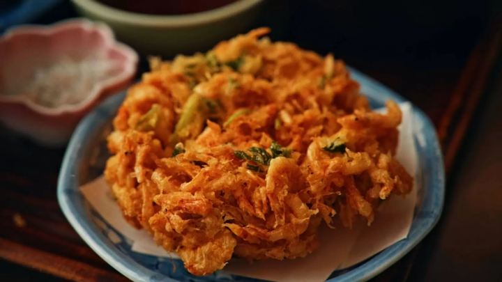 Sakura shrimp dishes can only be found in Suruga Bay, Shizuoka. On fishing days, you can also enjoy raw sakura shrimp. 