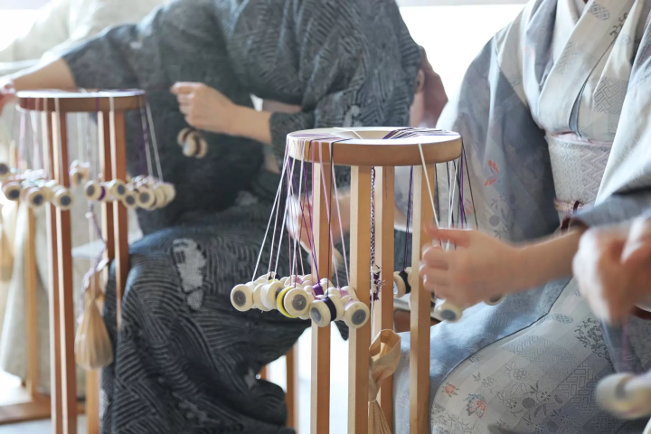 สัมผัสประสบการณ์การถักเปียด้วยเครื่องมือและวัสดุจริงที่คากุระซากะ