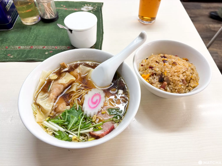 橫濱大棧橋前拉麵店的醬油拉麵和炒飯