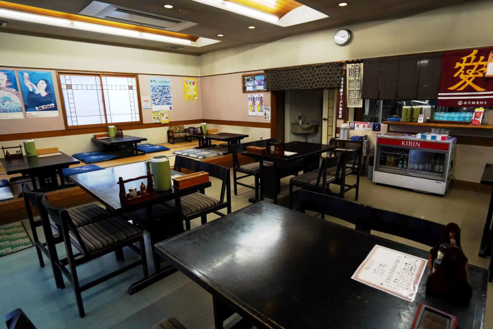 느긋한 가게에는 테이블 좌석과 좌석이 있습니다. 