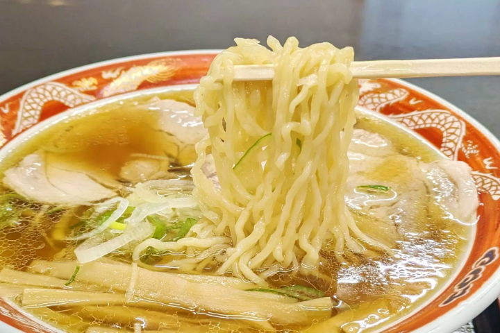 국수는 부드러운 국수로 달콤한 스프와 잘 어울립니다. 