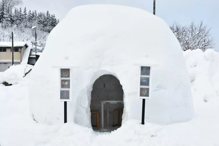 かまくらの中にはテーブルといすがあり、自由に出入りできます。 