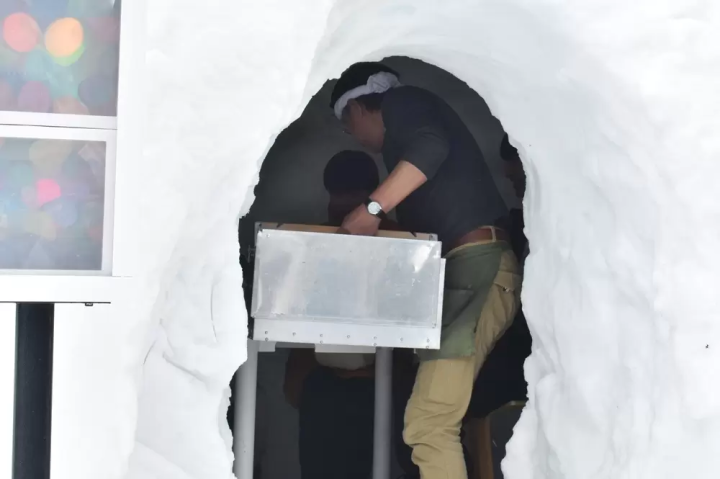 店員さんが出前用の箱「岡持ち」で運んでくれる！その場でアツアツのラーメンを食べられます。 