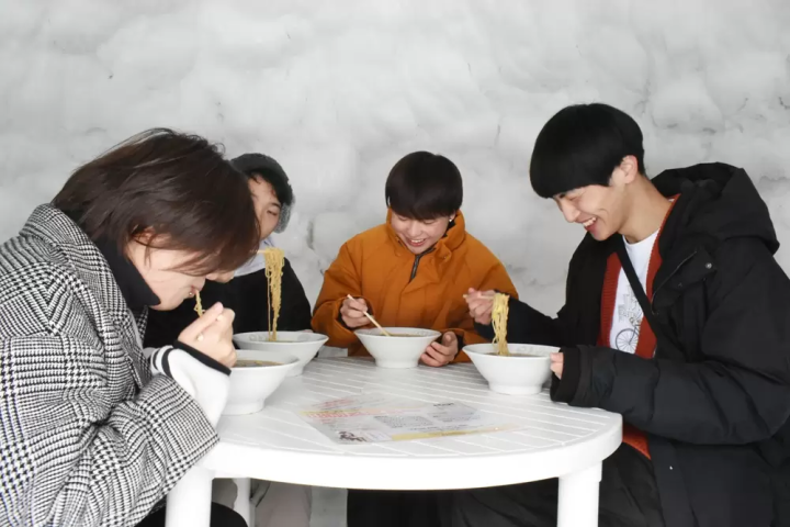 かまくらの中でラーメンが食べられるなんて……！ 