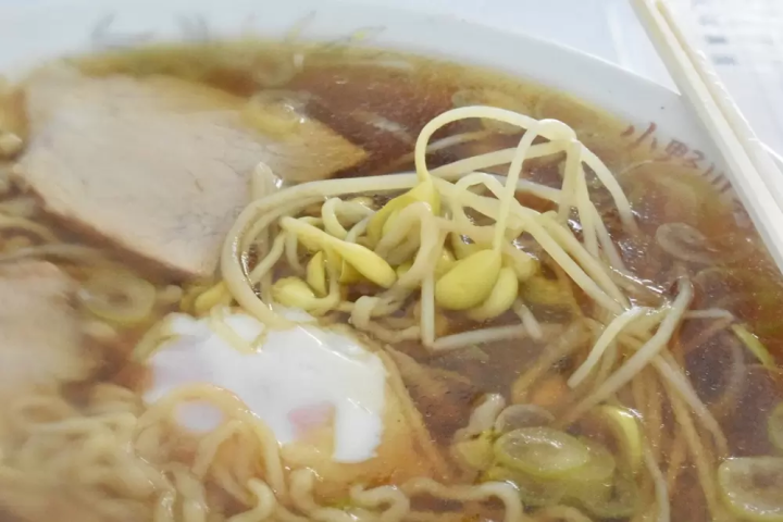 シャキシャキの豆もやしと、甘みが濃いラジウム卵（温泉卵）が、ラーメンによく合います。 