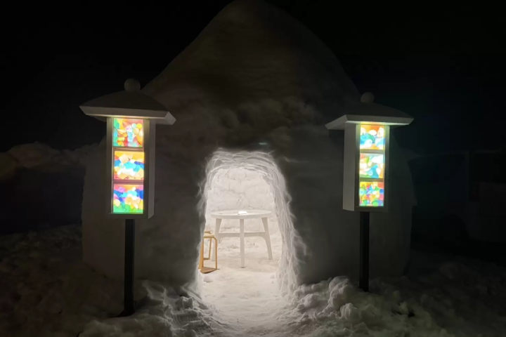 夜になると、かまくらがライトアップされます！ 