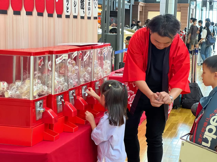 ガチャガチャを回す子供