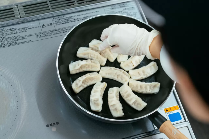 冷凍ギョーザを調理する