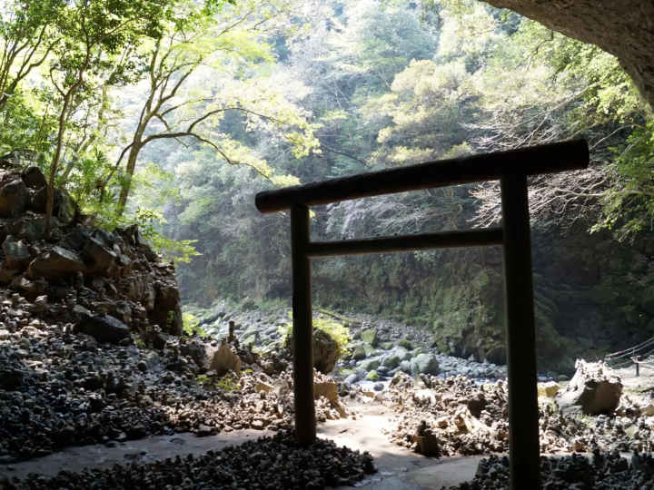 バスで訪れ、徒歩でゆったり散策。絶景と美食の宝庫、宮崎県高千穂。