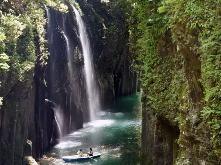 バスで訪れ、徒歩でゆったり散策。絶景と美食の宝庫、宮崎県高千穂。