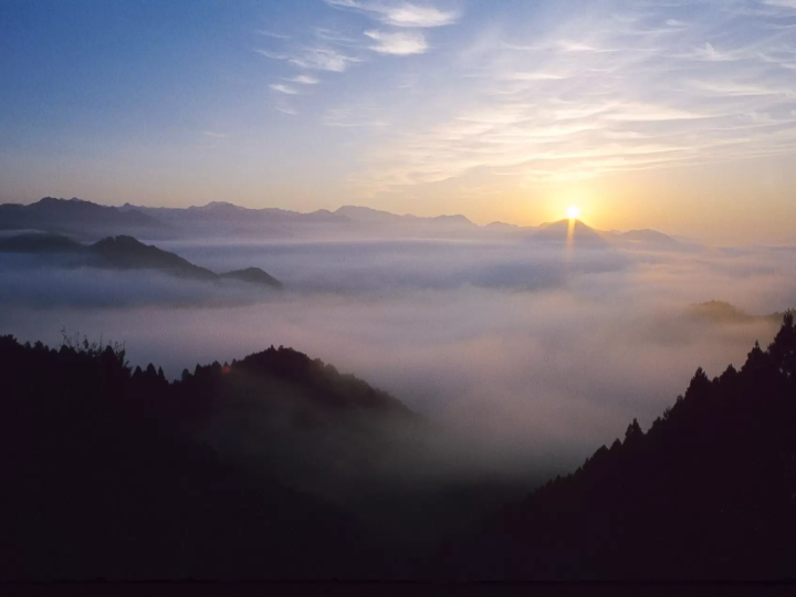 バスで訪れ、徒歩でゆったり散策。絶景と美食の宝庫、宮崎県高千穂。