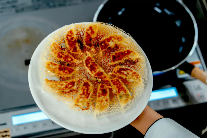 【大阪グルメEXPO2025】焼いて食べる日本食の新体験！「AJINOMOTO BRANDギョーザステーション」が大阪城公園に登場