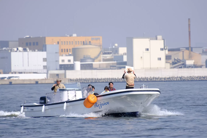 운하로 향하면서, 가이드 씨가 패널을 사용해 주위의 건물이나 역사에 대해서도 안내해 줍니다.