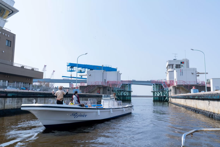 배가 들어오면 다니는 분의 문이 닫힙니다.