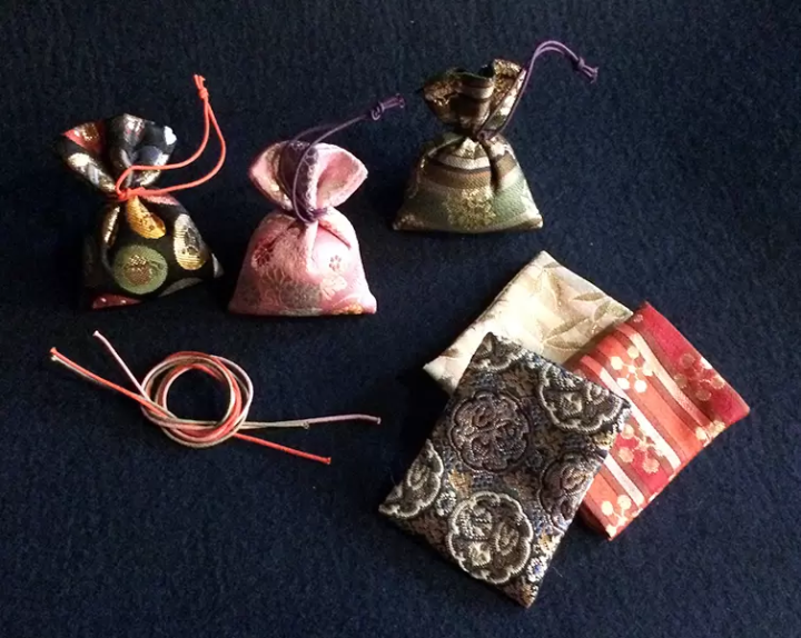 ⇒选择您喜欢的香味和金锦,体验您自己的香囊<br>