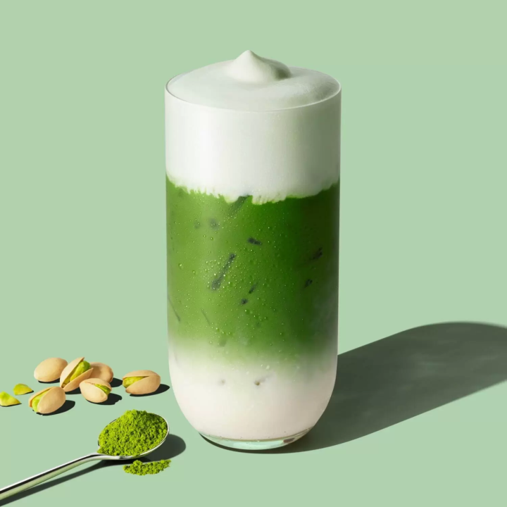 陪你度過炎炎夏日！星巴克全新夏日限定調飲「開心果泡沫抹茶拿鐵」、「抹茶綠茶氣泡飲」