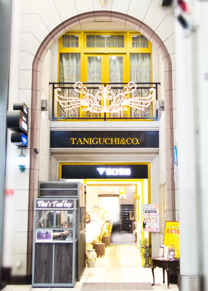 这里是购买广岛纪念品的地方！谷口珠宝，在这里你可以找到折鶴耳环和日本珍珠首饰