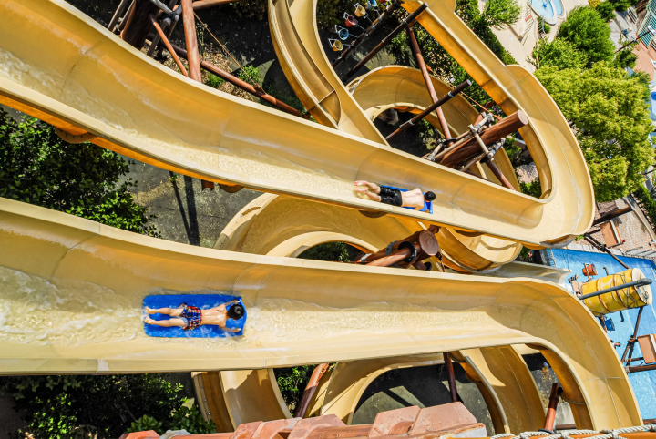 「雙人快速滑水道」是一款要趴著玩的水上設施。兩個人從並排的滑水道滑下，看誰比較快抵達終點 