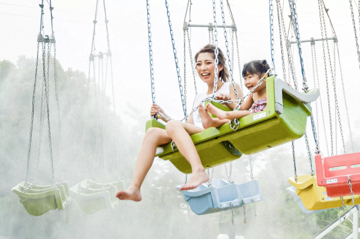 有些遊樂設施會有夏季限定的水霧噴灑活動，讓您涼爽一夏 